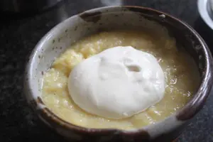 Wholemeal yellow grits and cream