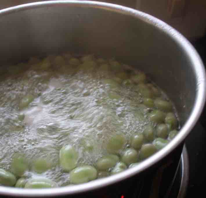 Blanching broad beans for 3 minutes. Blanching broad beans for 3 minutes.