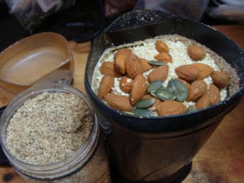 Bread seeds with almonds should be blended. Bread seeds with almonds should be blended.