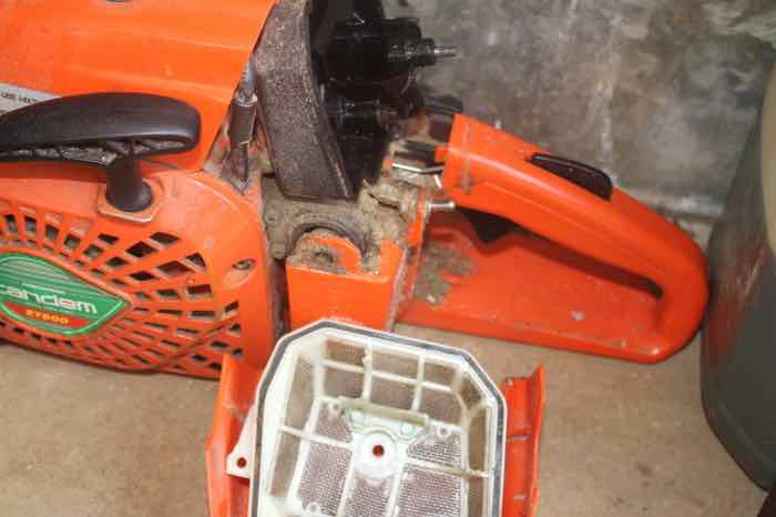 Cleaning a chainsaw airfilter Cleaning a chainsaw airfilter