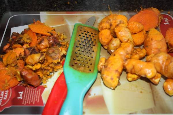 Cleaning turmeric rhizomes
