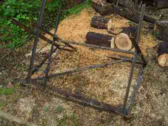 Firewood rack saves back and chainsaw Firewood rack saves back and chainsaw