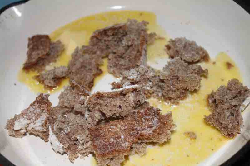 Fried bite-sized chunks of sourdough bread in melted butter.