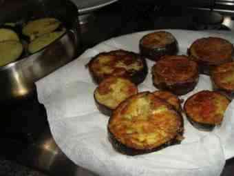 Fried eggplant on absorbent paper.