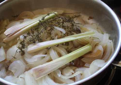 Frying onions with lemongrass and thyme Frying onions with lemongrass and thyme