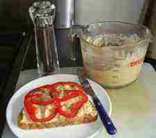 Hummus-paprika-sandwich Hummus-paprika-sandwich