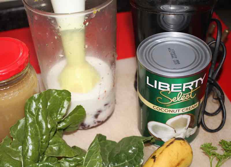 Ingredients of our nutritious berry smoothie.