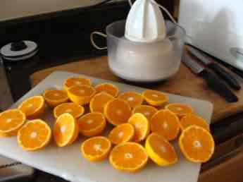 Orange juice sqeezer and halved naartjes