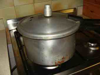 Pressure cooker old. Pressure cooker old.