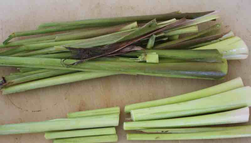 Remove the tough outer leaves of the lemongrass. Remove the tough outer leaves of the lemongrass.