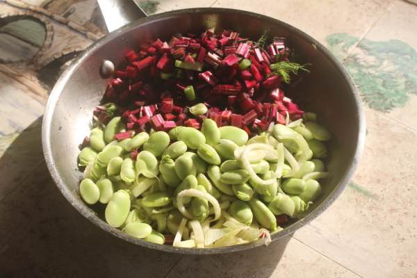 Stir-fry the broad beans, beet stalks and fennel