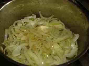 Sliced onions go perfectly with a mutton stew. Sliced onions go perfectly with a mutton stew.