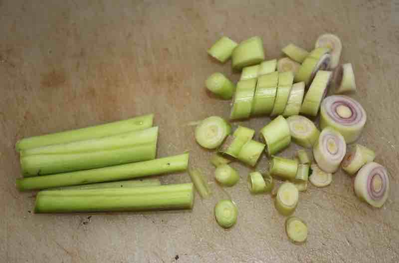 What to do with lemongrass; chopped it up into roundels. What to do with lemongrass; chopped it up into roundels.