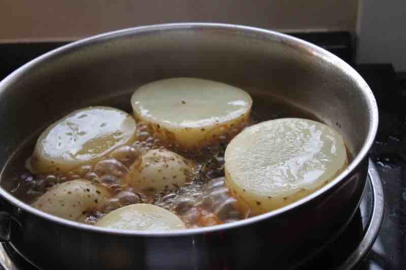 Braised new potatoes contain a third of your daily requirement of vitamin B6. Braised new potatoes contain a third of your daily requirement of vitamin B6.